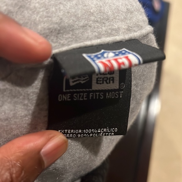 One size fits all black toboggan. Has a lining on the inside. - Picture 2 of 2